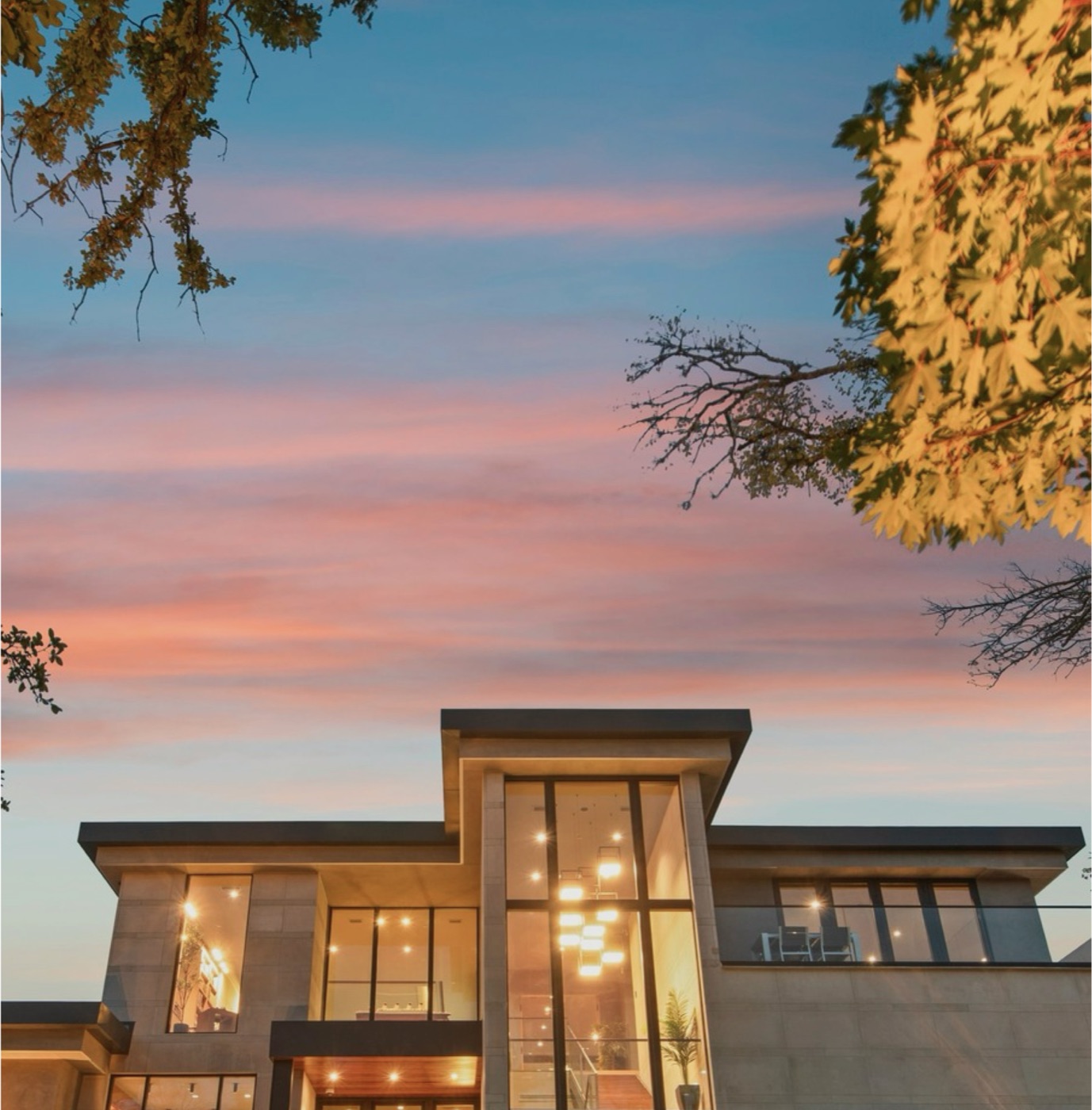 Residência contemporânea iluminada ao entardecer