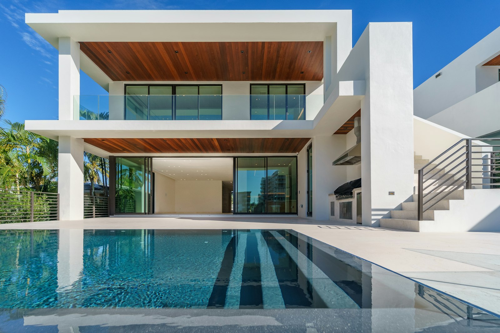 Fachada da casa com piscina