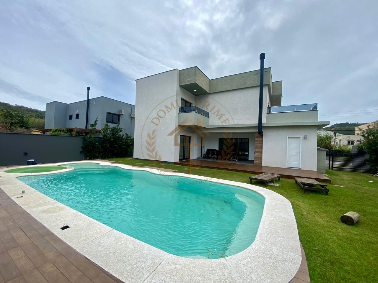 Casa de alto padrão em condomínio fechado na Cachoeira do Bom Jesus