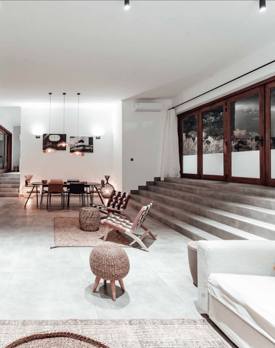 Ambiente integrado com sala de jantar e janelas amplas